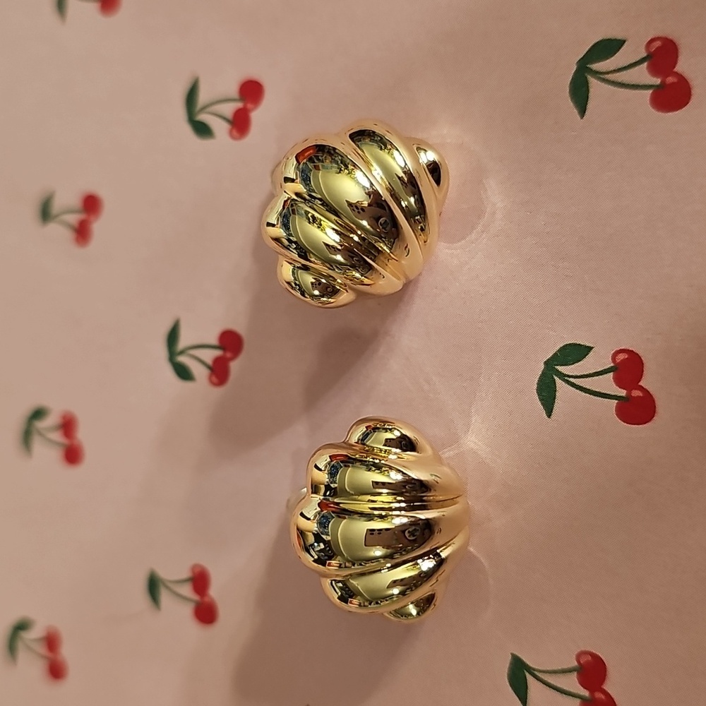 Gold Shell Earrings - Picture 2 of 3